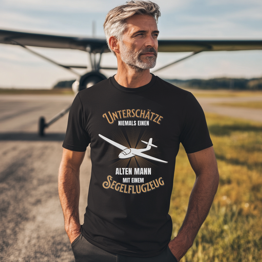 T-Shirt - Unterschätze niemals einen alten Mann mit einem Segelflugzeug