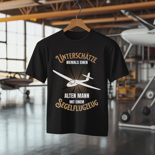T-Shirt - Unterschätze niemals einen alten Mann mit einem Segelflugzeug