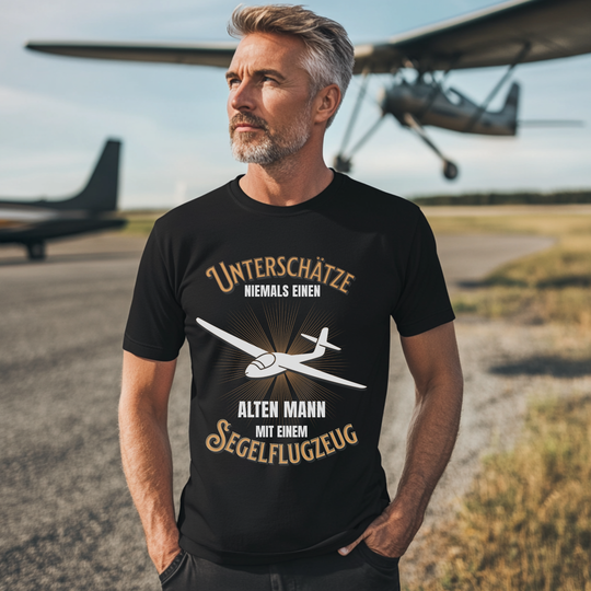 T-Shirt - Unterschätze niemals einen alten Mann mit einem Segelflugzeug