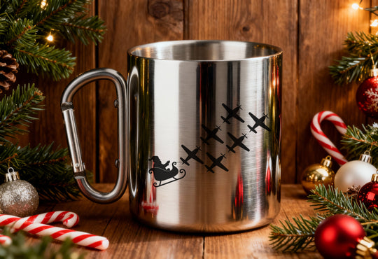 Edelstahltasse mit Karabinergriff - Santa's Flying Sled | Weihnachts-Edition
